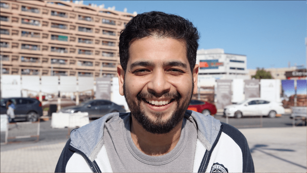 Ahmed souriant devant l’appareil